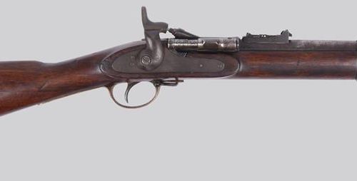 Null 一支.577斯奈德恩菲尔德三段式步枪，枪管长36.5英寸，后膛有售罄的标记，塔形锁有冠状VR，日期为1855年，铜质扳机护圈和枪托板。