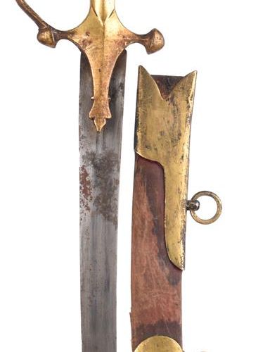 Null 一把印度剑(tulwar)，沙姆希尔类型的弯刀，长30.5英寸；印度-穆斯林形式的鎏金钢刀柄，有短柄，膨胀的手柄，圆盘鞍座，以及一个以莲花花蕾为终点的&hellip;