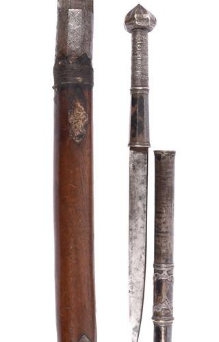 Null 一把纳迦斧头，短的劈刀形刀身，有雕刻的装饰，铁制的木柄，阿萨姆邦；还有一把微型暹罗匕首（dha），刀身7英寸，银色的刀柄和刀鞘。[2]