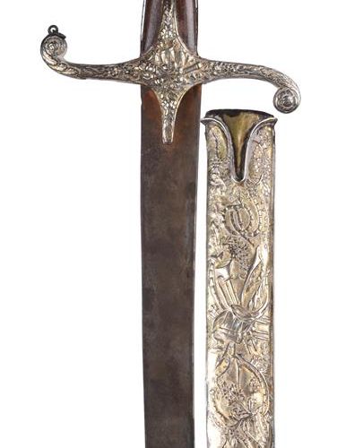 Null λ 一把东方的剑（shamshir），水化钢的弧形剑身，长31英寸；kilij类型的剑柄，犀牛角握柄，末端是一个球状的钩状鞍座，镀金的金属十字片以欧洲&hellip;