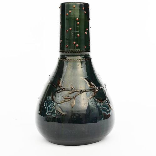 Null 埃德蒙德-埃尔顿爵士的向日葵陶器花瓶，卵圆形，颈部呈锥形，低浮雕造型，深蓝绿色地面上有色彩，绘有埃尔顿签名，高31.5厘米。
