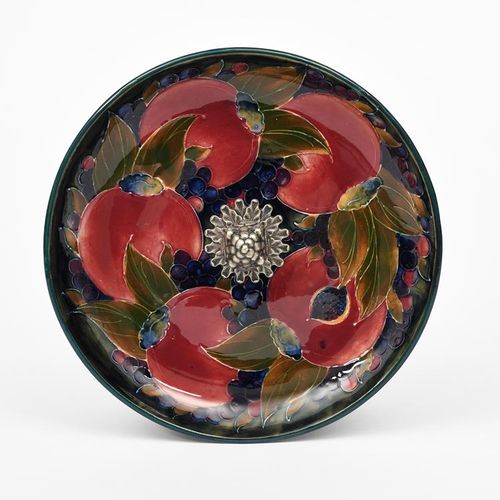 Null 石榴 "是一个Moorcroft陶器的盘子，带有Tiffany & Co的金属支架，由William Moorcroft设计，圆形的盘子，在斑驳的蓝色&hellip;