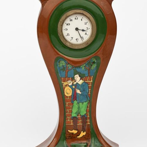 Null Keep Time "是Foley Intarsio壁炉钟，由Frederick Rhead设计，型号为3331，彩色印刷并绘有中世纪音乐家吹号的图案&hellip;