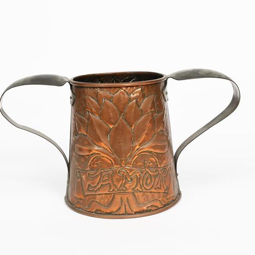Null 可能是Yattendon和Alfred Waterhouse夫人设计的铜制双柄花瓶，渐变的圆柱形，带有应用的带子把手，在低浮雕中锤击出一朵风格化的花，&hellip;