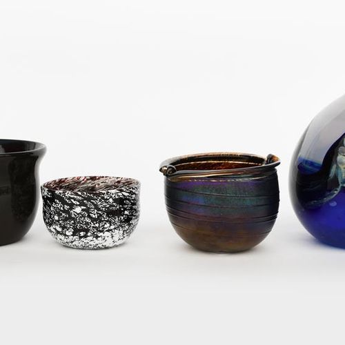 Null 彼得-雷顿（生于1957年），一个玻璃花瓶，圆柱形，边缘夹有拖尾装饰，表面有光泽，一个简-吉尔克里斯特的玻璃花瓶，另一个简-吉尔克里斯特的花瓶和另一个&hellip;