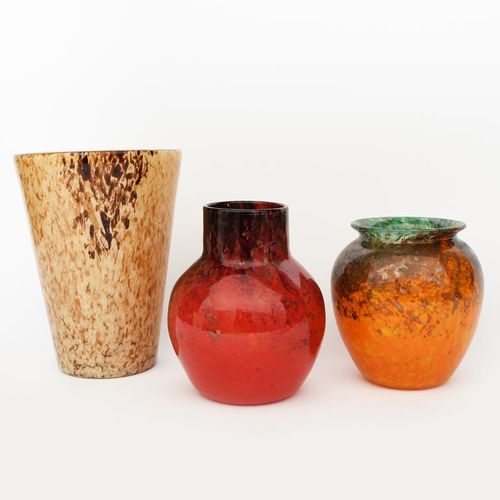 Null 一个Moncrieff's Monart Ware花瓶，卵形，圆柱形的颈部，斑驳的红色玻璃渐渐变成黑色，内含砂金石和气泡，装在透明的盒子里，还有另一个&hellip;