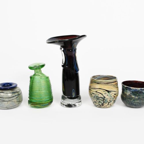 Null 狄龙-克拉克（生于1946年）一个手吹玻璃花瓶，有机的锥形，圆柱形，边缘宽阔，茄子色，有蓝色和黄色的斑点，装在透明的盒子里，三个德马恩的玻璃花瓶和另一&hellip;