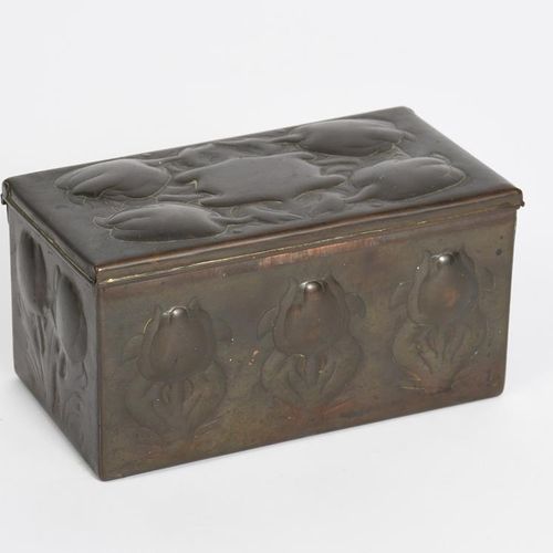 Null 一个纽林工业类的盒子和盖子，长方形的部分带有铰链的盖子，浮雕的郁金香花茎，盖子上有苹果的楣，雪松衬里，底部有纽林的印记，宽14.5厘米。