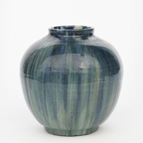 Null 
‡ Reginald Fairfax Wells (1877-1951) 一件Soon Pottery石器花瓶，卵圆形，有领口，覆盖有条纹的蓝色和绿&hellip;