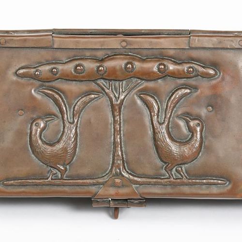 Null 一个约翰-皮尔森的回纹铜盒，带铰链盖，日期为1904年，长方形，盖子上的浮雕有一对鸟在一棵风格化的树的两侧，正面有滚动的叶子茎，雪松衬里，锤子JP 1&hellip;