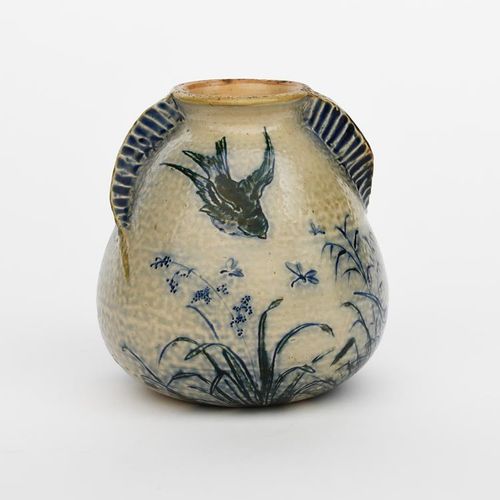 Null 埃德温和沃尔特-马丁的马丁兄弟炻器花瓶，日期为1882年，锥形，带应用鳍状把手，刻画着一只飞过草丛的马丁鸟，在水蓝色的地面上，刻有12.5.82马丁伦&hellip;