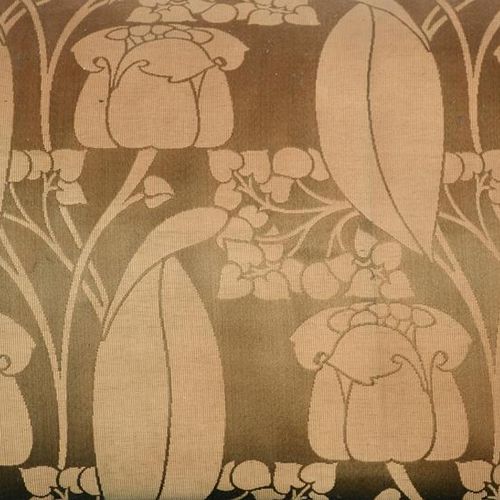 Null 一张可能由Liberty & Co公司零售的新艺术风格的切斯特菲尔德沙发，马毛衬垫，新艺术风格的挂毯可能由Harry Napper制作，装饰有郁金香花&hellip;