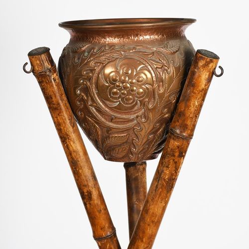Null 一件约翰-皮尔森（John Pearson）的回纹铜制花盆，日期为1892年，肩部形式，顶部边缘呈弧形，浮雕式的花和叶子面板，带有金属盖的竹制三脚架，&hellip;