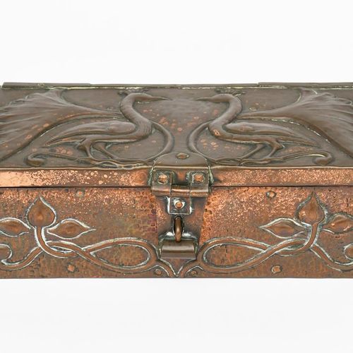 Null 一个约翰-皮尔森回纹铜盒和盖子，长方形，带铰链盖，盖子上低浮雕有一对孔雀，正面有卷轴叶子，木质内衬，印有JP 1904，宽23.5厘米。