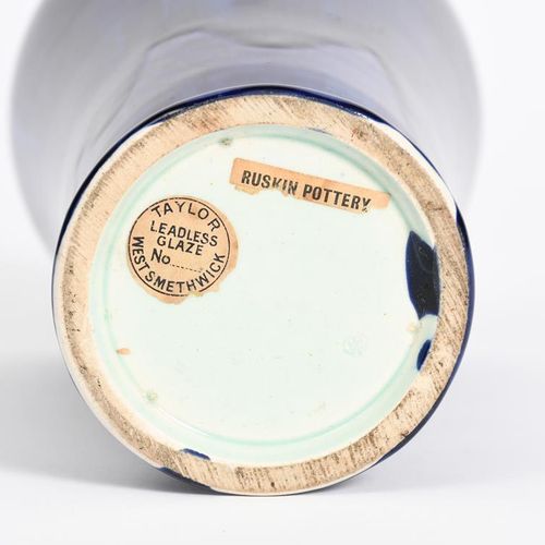 Null 罗斯金陶器公司的炻器花瓶，由William Howson Taylor设计，有肩的梅花形，覆盖有条纹的皇家蓝色蛋奶釉，印有WHT单字，应用纸标签，高2&hellip;