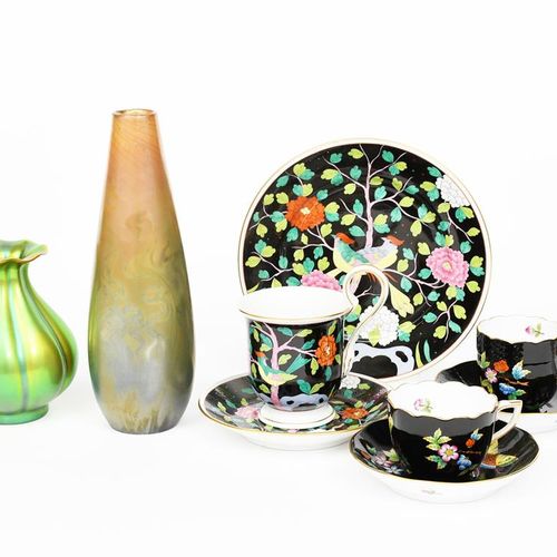 Null 一个新艺术时期的Zsolnay Pecs花瓶，锥形圆柱形，表面装饰有风格化的草，有金色和绿色的光泽，一个现代的Zsolnay Pecs花瓶，覆盖有绿色&hellip;