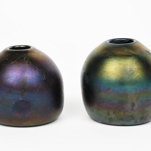 Null 一个托马斯-韦伯青铜玻璃花瓶，以克里斯托弗-德雷斯珀博士的方式，有肩的卵圆形，表面覆盖着彩虹色的饰面，还有一个类似的，一个侧面有工厂印记，高7.5厘米&hellip;
