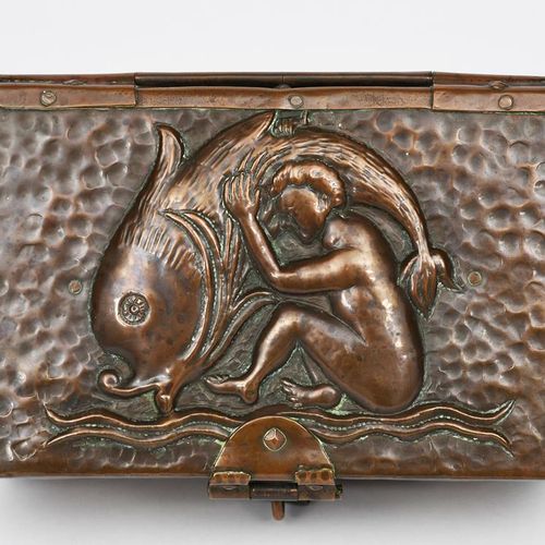 Null 一个约翰-皮尔森的回纹铜匣子，日期为1905年，长方形截面，带铰链盖，盖子上的浮雕是一个抱着大海豚的小孩，匣子的正面有两朵百合花茎，印有JP 1905&hellip;