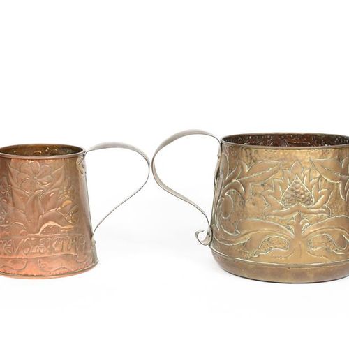 Null 一个由Alfred Waterhouse夫人设计的Yattendon铜制双柄花瓶，锥形圆柱形，带应用手柄，低浮雕的花和叶子以及刻有Benevolent&hellip;
