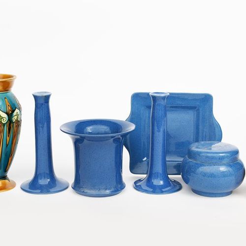 Null 粉蓝 "莫克罗夫特陶器花瓶，由威廉-莫克罗夫特设计，圆柱形，边缘呈扇形，覆盖着斑驳的蓝釉，一对莫克罗夫特 "粉蓝 "烛台，一个罐子和盖子，类似的托盘，&hellip;