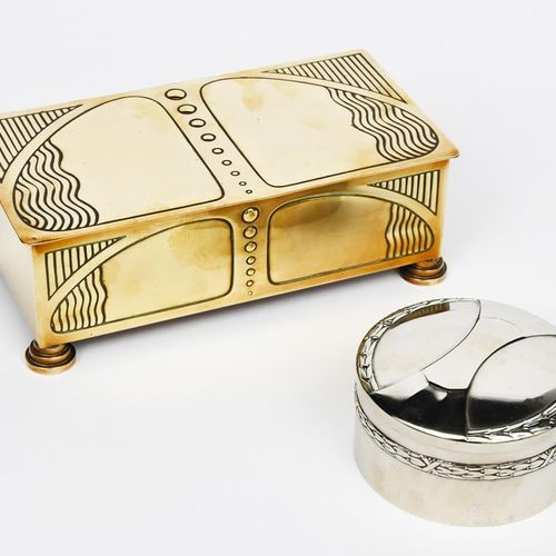 Null 一个WMF Jugendstil的抛光黄铜匣子，型号为112，低浮雕的分离主义几何面板，有阶梯式圆脚，铰链盖，雪松内衬，以及另一个WMF电镀金属圆盒和&hellip;