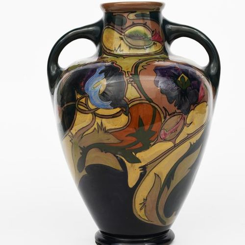 Null Un grand vase en faïence de Gouda Pottery, de forme épaulée à deux anses, p&hellip;