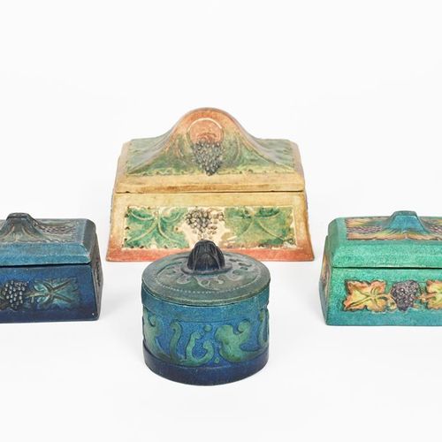 Null 一个陶工艺术协会康普顿陶器的盒子和盖子，长方形的部分，铸有低浮雕的葡萄藤面板，有绿色、紫色和红色的色调，另外两个较小的和一个较小的圆形罐子和盖子，没有&hellip;