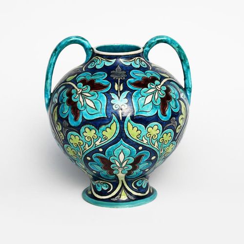 Null 一个好的威廉-德-摩根陶器的波斯双柄花瓶，膨胀，肩部的形式，应用环形手柄，画有蓝色，绿松石，绿色，黄色和茄子的风格化的叶子面板，印有默顿修道院的标记，&hellip;