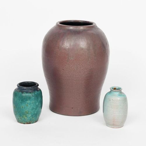 Null 一个由George J Cox设计的Mortlake Pottery石器花瓶，日期为1913年，肩部形状，有领口，覆盖着斑驳的紫红色釉，从颈部开始有天&hellip;