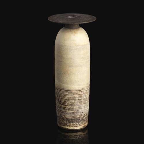 Null 
‡ Hans Coper (1920-1981) 瓶与盘顶，约1973年，炻器，上面有分层的滑石和刻纹，瓶身有纹理和刻纹的线性设计，锰盘上有印记，贴&hellip;