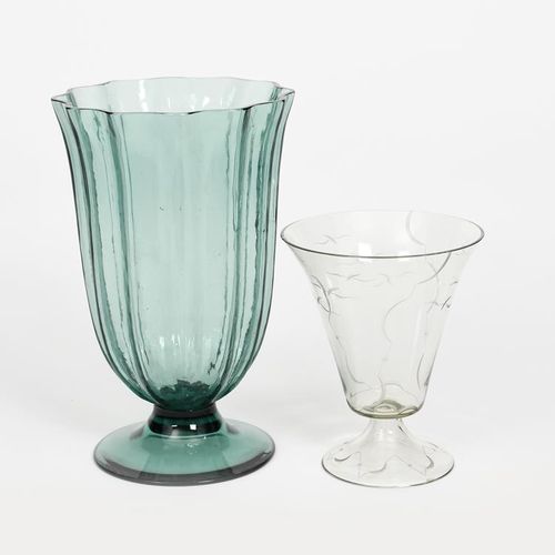 Null 一个维也纳的玻璃花瓶，设计是约瑟夫-霍夫曼的风格，有脚的形式，带扩口的碗，切割有几何星形和新月形的设计，还有一个更高的斯图本，有凹槽的绿色玻璃花瓶，主&hellip;