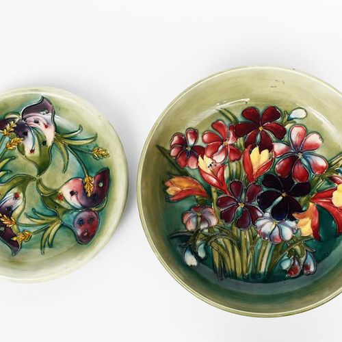 Null 春天的花朵"，一个由威廉-莫克罗夫特设计的莫克罗夫特陶器碗，青瓷绿地上的管线装饰，和一个莫克罗夫特陶器 "百合花 "盘子，印记，蓝色彩绘签名，纸质标签&hellip;