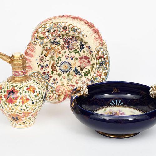 Null Un vase Art Nouveau Zsolnay Pecs, forme cylindrique effilée, surface décoré&hellip;