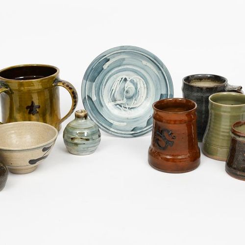 Null 伯纳德-利奇CBE，（1887-1979），归属于利奇陶器的一个瓷瓶，卵圆形，颈部为圆柱形，在蓝底上绘有简单的天目鱼图案，两个类似的花瓶，一个碗和四个&hellip;
