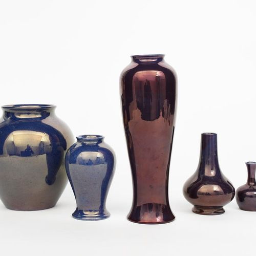 Null 一个由威廉-莫克罗夫特设计的莫克罗夫特陶器花瓶，细长的栏杆形式，覆盖着紫色的釉，以及另外四个莫克罗夫特陶器紫色光泽的花瓶，有印记，高30厘米（5）出处&hellip;