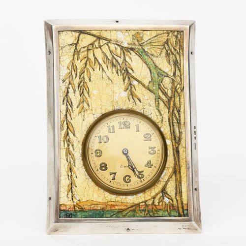 Null 一个Henry Clifford Davis架子上的银质旅行钟，长方形框架上有绘有垂柳树上的仙女的面板，有圆形表盘，印有标记，伯明翰HGD，1938年&hellip;