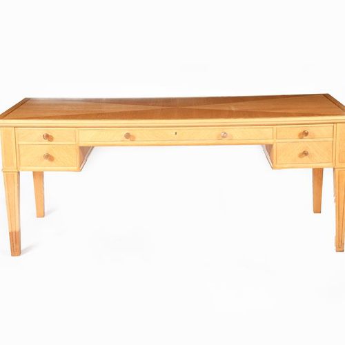 Null 一张David Linley家具的英国橡木书桌，长方形的桌面在渐变的方腿上，镶嵌着棕色的橡木带，两个长的中央抽屉，两侧是两组渐变的抽屉，每个抽屉都有人&hellip;