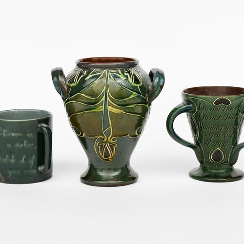 Null 弗雷德里克-布拉登创作的新艺术风格的C H Brannam Barum Ware花瓶，日期为1904年，阳台形式，有两个带子把手，滑面装饰有新艺术风格&hellip;