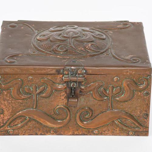 Null 一个约翰-皮尔森（John Pearson）的回纹铜匣，日期为1899年，雪松衬里的长方形，带铰链的盖子，盖子上有浮雕的叶子圆环，盒子的正面有风格化的&hellip;