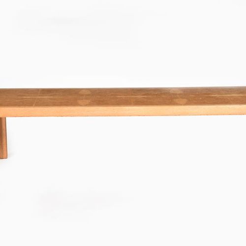 Null Une table basse en chêne par Robert Ingham, plateau rectangulaire sur des p&hellip;