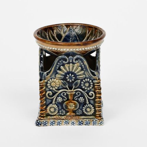 Null 一件道尔顿兰贝斯炻器盐，日期为1877年，方形截面，每一面都铸有低浮雕的花瓶和柱角，碗上有深浅不一的绿色、棕色和蓝色的风格化花头设计，有工厂印记，Ha&hellip;