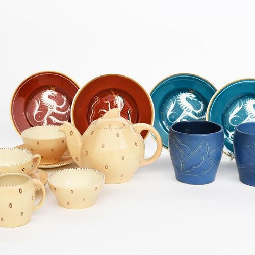 Null 一件苏西-库珀制作的Kestrel双人茶，在奶油色的地面上绘有简单的棕色圆环，包括茶壶和盖子，牛奶壶和糖盆，两个杯子和碟子，一对苏西-库珀 "狮子 "&hellip;