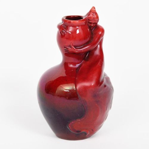 Null 一个新艺术风格的Zsolnay Pecs陶器微型花瓶，铸有一个新艺术风格的少女坐在卵圆形的瓶身上，她的手臂环绕着瓶口的脖子，底部覆盖着火焰釉的佯装Zs&hellip;
