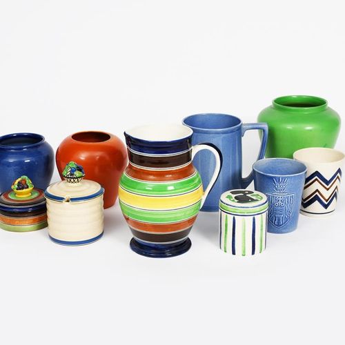 Null Eine Ashtead Pottery Kanne, Modell J16, mit Bändern bemalt, zwei Becher, ei&hellip;