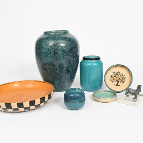 Null Dora Lunn (1881-1955) Un vaso Ravenscourt Pottery in gres, forma a spalla, &hellip;