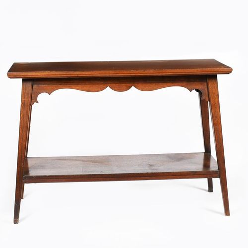 Null 一张美学运动Druce & Co的橡木厅堂桌，长方形的桌面，四条凸起的锥形方腿，低矮的架子，层下有雕刻的面板，贴有Druce & Co的标签，132 &hellip;