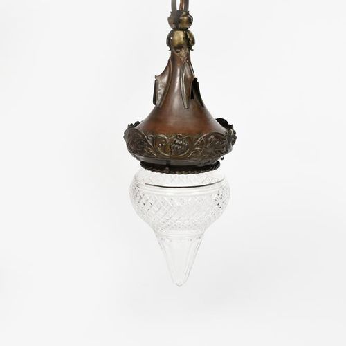 Null 一个大型的铜和黄铜吊灯，带有切割玻璃灯罩，按照Frank Brangwyn的方式，锥形吊灯带有浇铸的葡萄藤果实带，无签名，48厘米高。