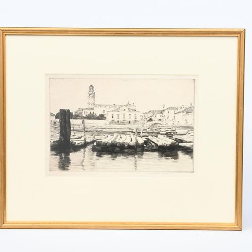 Null 莫蒂默-门普斯（1855-1938）《亚得里亚海的木材海岸》，威尼斯纸上蚀刻画，装框，以及莫蒂默-门普斯的另一幅蚀刻画《大联合运河，布伦特福德》，铅笔&hellip;