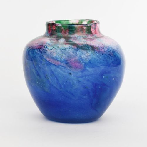Null 一个Moncrieff's Monart Ware花瓶，型号FZ 351，肩部卵圆形，斑驳的绿色和紫色边缘，渐变为蓝色的瓶身，内含小气泡，透明外壳，底&hellip;