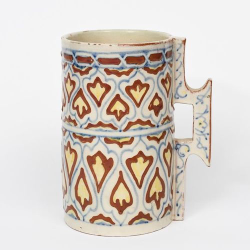 Null 卡桑迪亚-安妮-沃克创作的新艺术派德拉罗比亚陶器单柄花瓶，日期为1903年，圆柱形瓶身绘有蓝色、黄色和锈红色的心形图案面板，白底，刻有标记、日期和单字&hellip;
